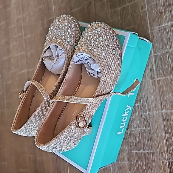 Lucky Top Gold Sparkle Kitten Heel for Little Girls, Size 1 - Picture 2 of 3